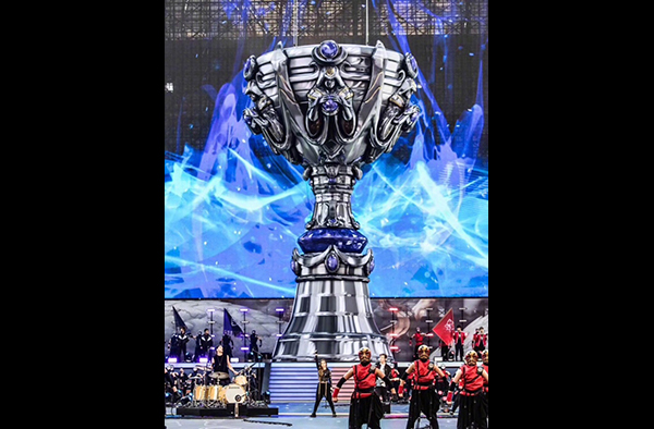 BLG成为继OMG、EDG、FPX后，第四支蝉联常规赛第一的队伍