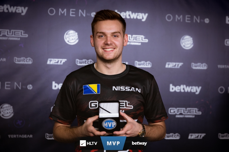 媒体人：LPL明年热闹的台子肯定能搭起来，就看比赛的内容和最后的成绩了